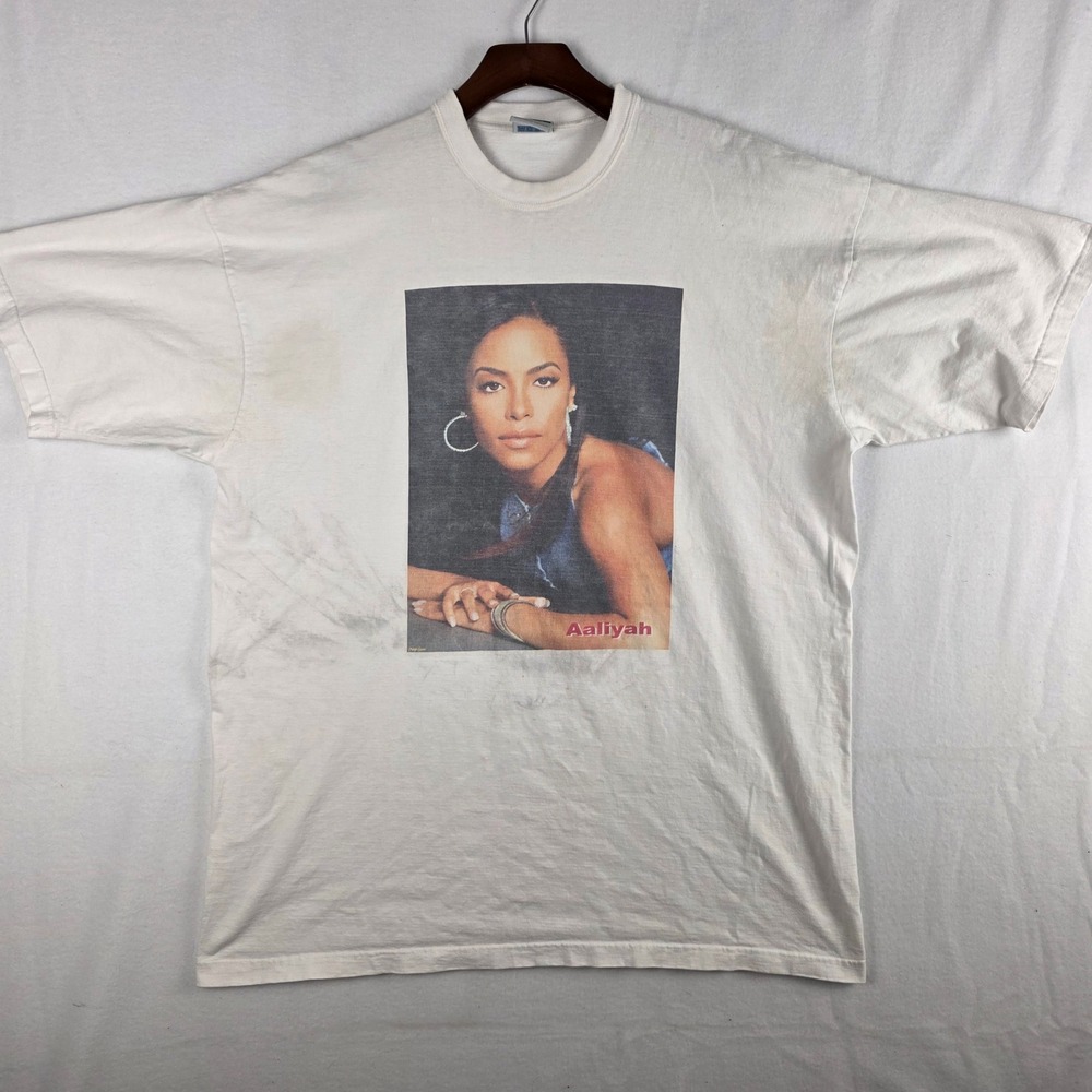 Dogo Tag Aaliyah Vintage R&B Music Singer Portrait Graphic T-Shirt White 2XL